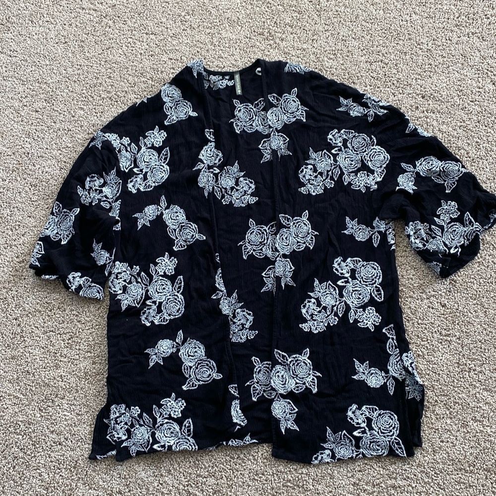 Women’s M, black kimono with white flowers embroidered